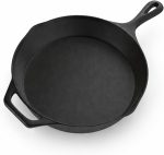 Pre-seasoned cast iron skillet with two handles, 4L capacity, oven and induction compatible, ideal for steaks and meats.