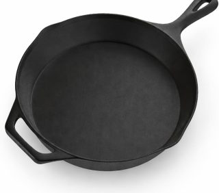 Pre-seasoned cast iron skillet with two handles, 4L capacity, oven and induction compatible, ideal for steaks and meats.