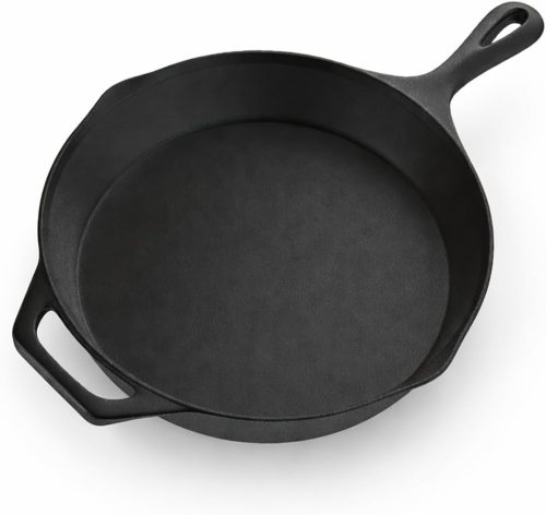 Pre-seasoned cast iron skillet with two handles, 4L capacity, oven and induction compatible, ideal for steaks and meats.