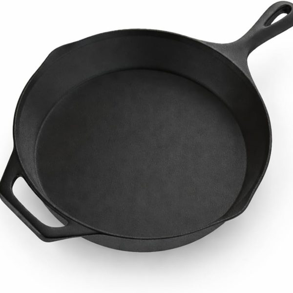 Pre-seasoned cast iron skillet with two handles, 4L capacity, oven and induction compatible, ideal for steaks and meats.
