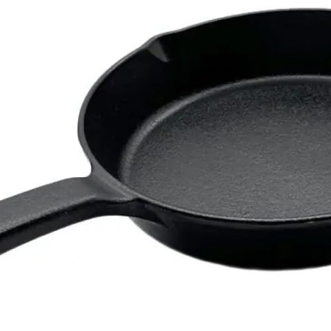 Pre-seasoned cast iron skillet with excellent heat retention, suitable for grilling, BBQ, and camping.