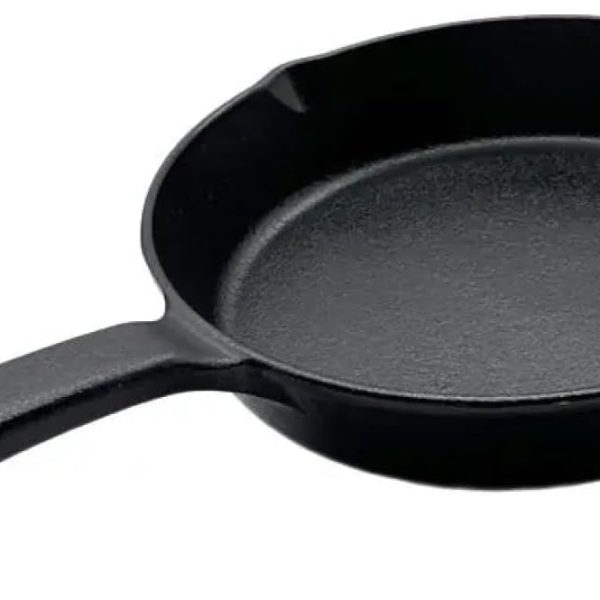 Pre-seasoned cast iron skillet with excellent heat retention, suitable for grilling, BBQ, and camping.