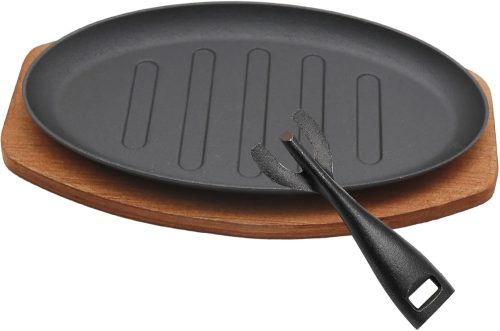 Cast iron steak plate with wooden base, round fajita server for household and restaurant use.