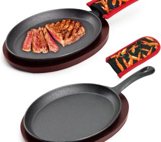 Sizzling plate with wooden base and hot mitt, cast iron fajita skillet for home and kitchen use.
